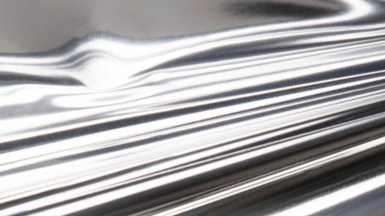 Parlak gümüş renkli metal sac yüzeyi yakın çekim – Zamak Nedir