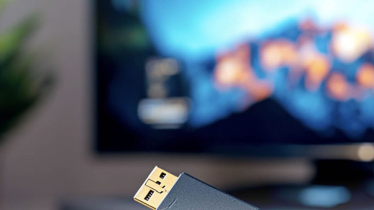 Masada monitör önünde altın uçlu kablo konnektörü – HDMI Kablo