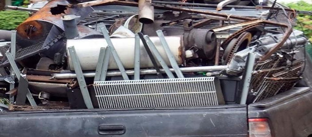 Kamyonet kasasında karışık metal ve petek hurdası – Alüminyum Hurda Kablo Fiyatı