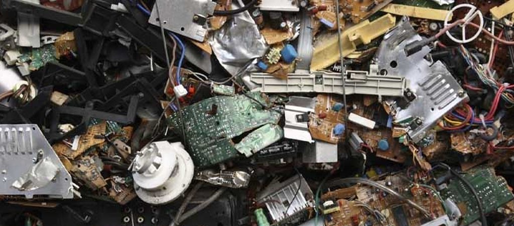 Devre kartları ve metal parçalardan oluşan karışık elektronik hurda – Arnavutköy Hurdacı
