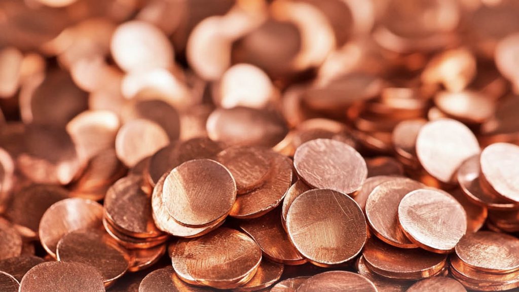 Parlak bakır renkli madeni pul ve disk yığını – Saf Bakır Kilo Fiyatı
